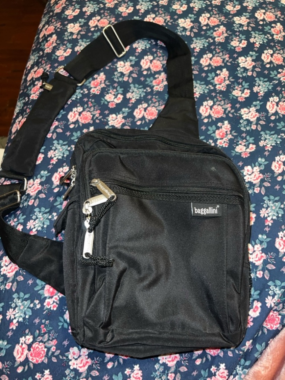 Baggallini sling bag